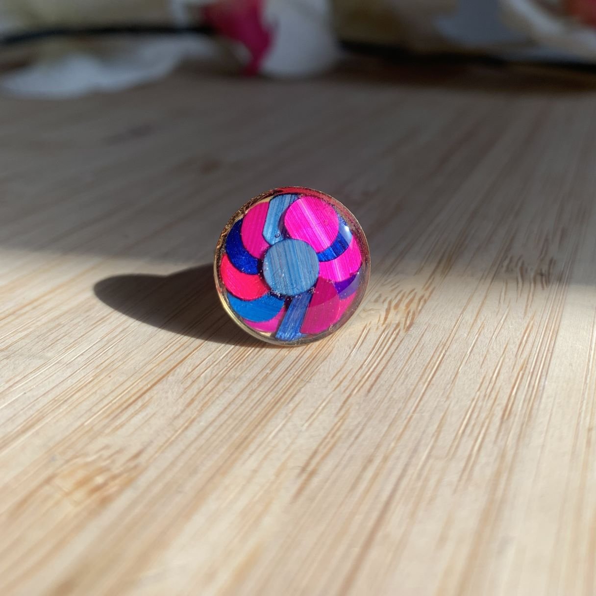 Bague Ajustable en Paille de seigle et résine. Rosace Colorée Fuchsia, Violet & Bleu