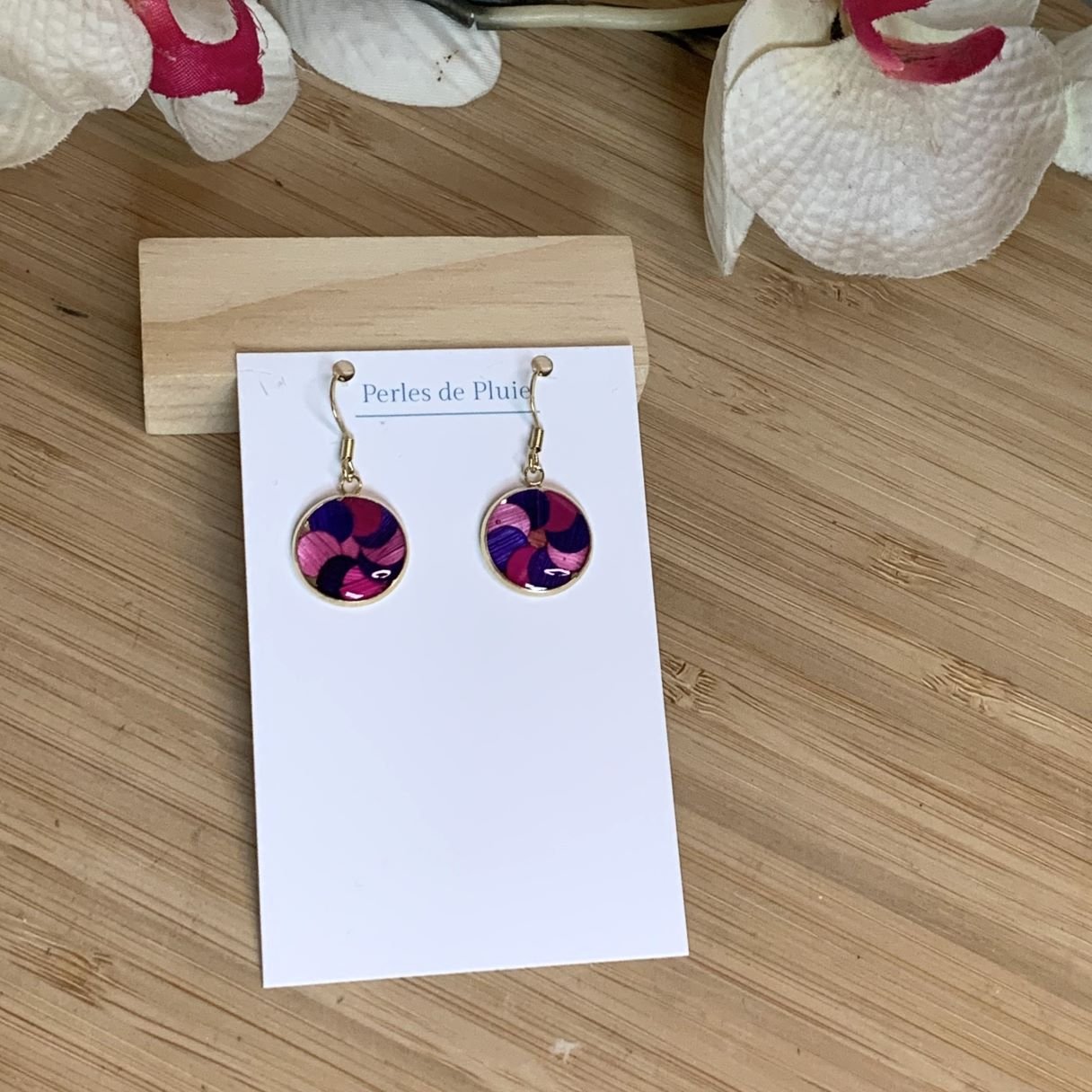 Boucles d'oreilles pendantes rondes en marqueterie de paille violette et fuchsia
