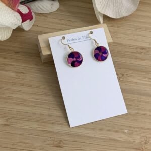 Boucles d’oreilles pendantes rondes en marqueterie de paille violette et fuchsia.jpg Boucles d’oreilles pendantes rondes en marqueterie de paille violette et fuchsia.jpg
