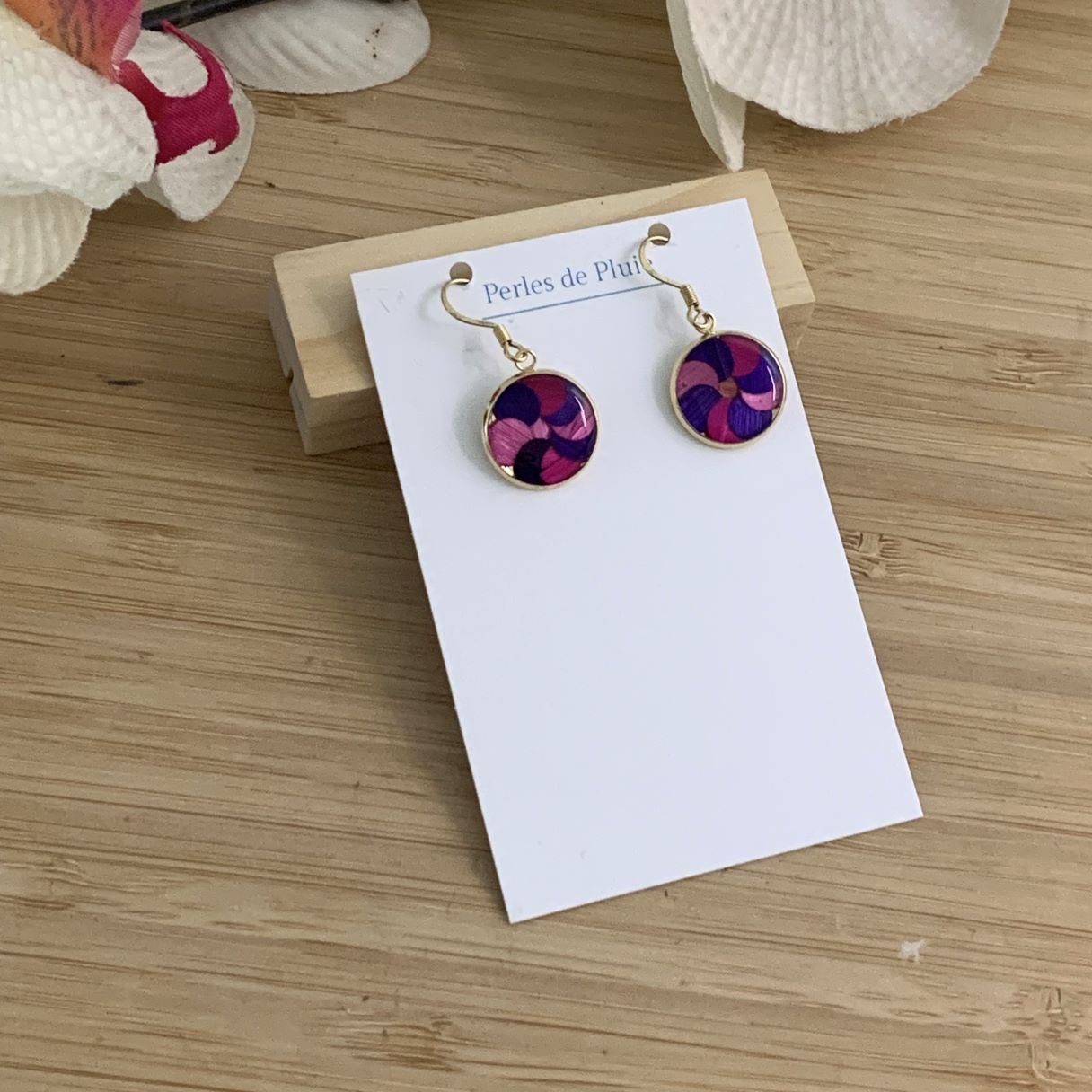 Boucles d'oreilles pendantes rondes en marqueterie de paille violette et fuchsia