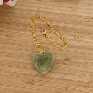 Pendentif cœur artisanal vert jade en céramique, et pigments sur chaîne dorées.jpg