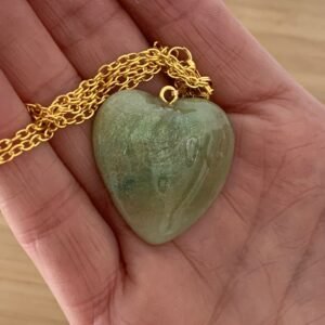 Pendentif cœur artisanal vert jade en céramique, et pigments sur chaîne dorées.jpg