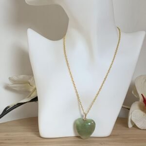 Pendentif cœur artisanal vert jade en céramique, et pigments sur chaîne dorées.jpg
