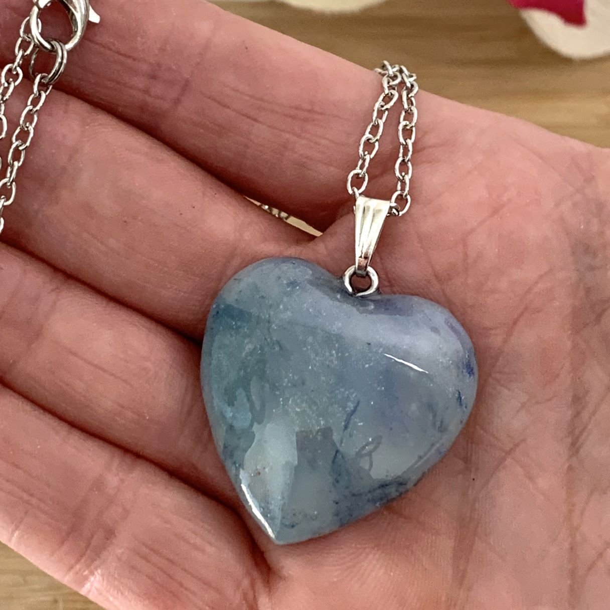 Pendentif cœur artisanal bleu Larimar en céramique, et pigments sur chaîne argentées.jpg