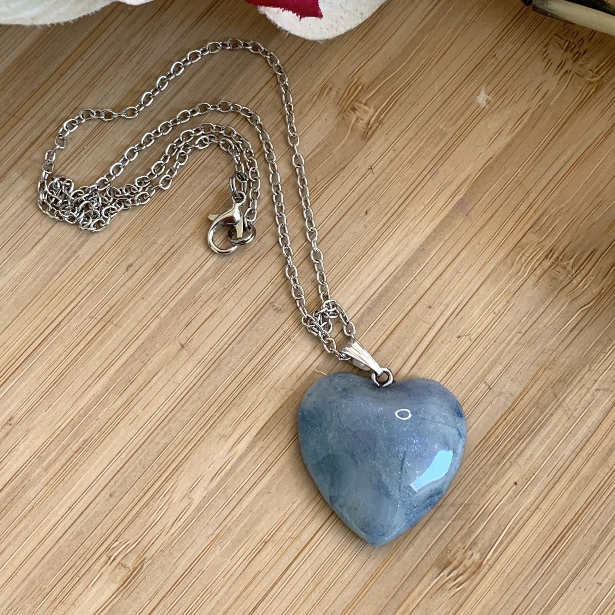 Pendentif cœur artisanal bleu Larimar en céramique, et pigments sur chaîne argentées.jpg