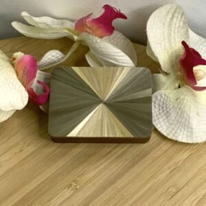 Boite en noyer avec couvercle en marqueterie de paille motif soleil