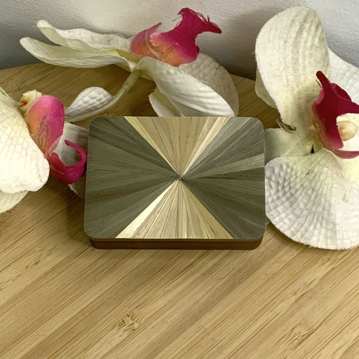 Boite en noyer avec couvercle en marqueterie de paille motif soleil.jpg