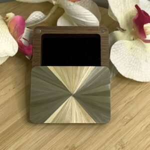 Boite en noyer avec couvercle en marqueterie de paille motif soleil.jpg