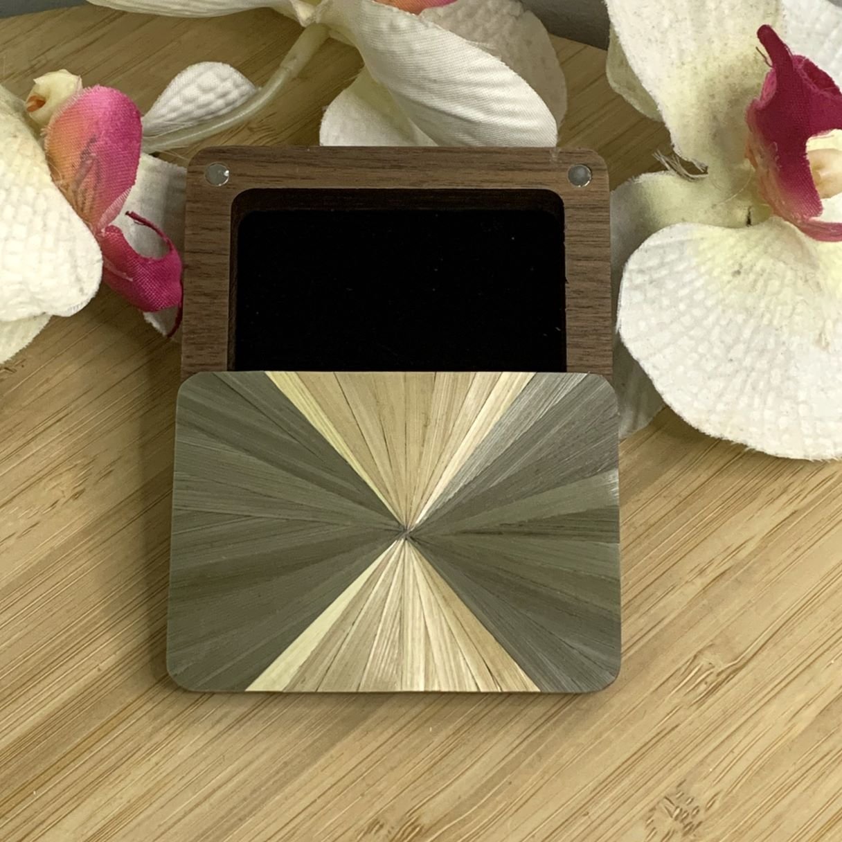 Boite en noyer avec couvercle en marqueterie de paille motif soleil.jpg