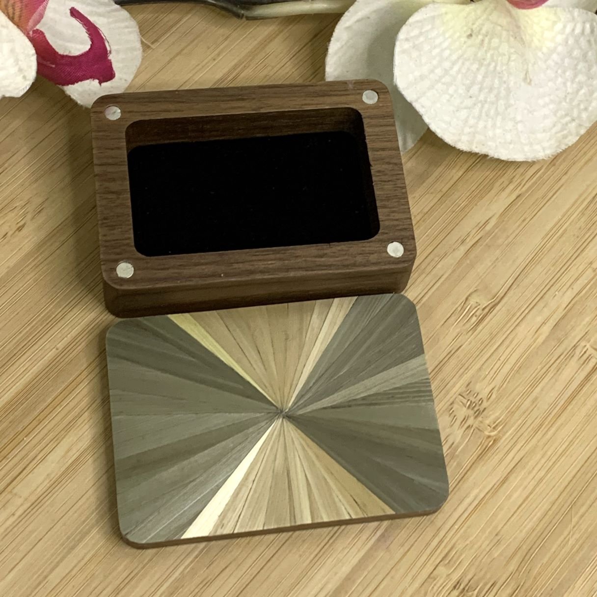 Boite en noyer avec couvercle en marqueterie de paille motif soleil.jpg