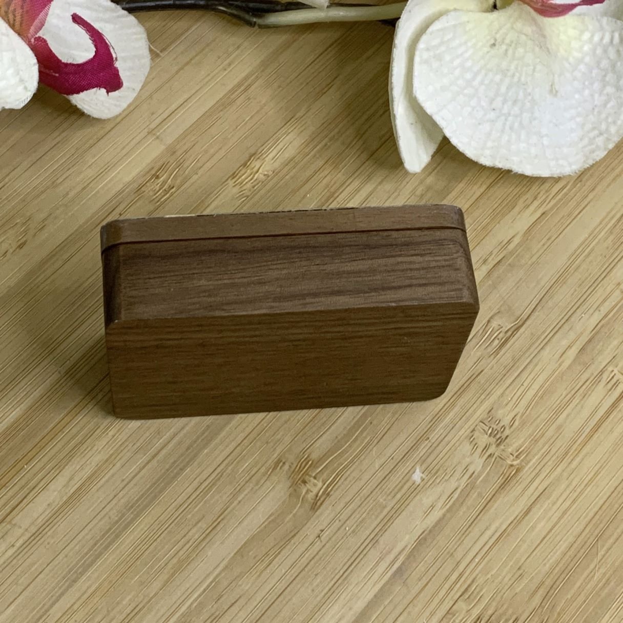 Boite en noyer avec couvercle en marqueterie de paille motif soleil.jpg