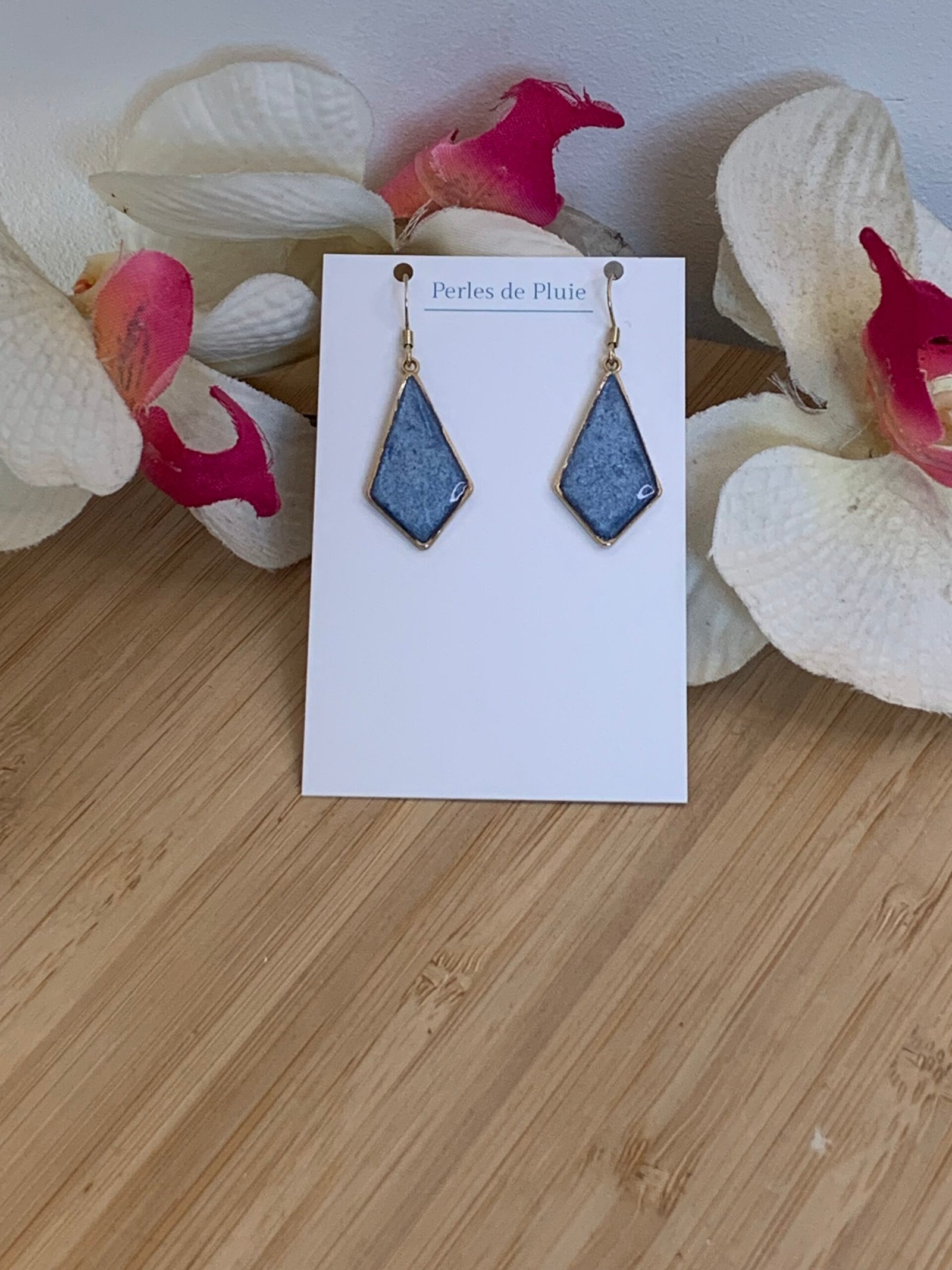 Boucles d’oreilles Iris, bleu abysse en résine et pigments mica naturels Boucles d’oreilles Iris, bleu abysse en résine et pigments mica naturels