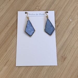 Boucles d’oreilles Iris, bleu abysse en résine et pigments mica naturels Boucles d’oreilles Iris, bleu abysse en résine et pigments mica naturels
