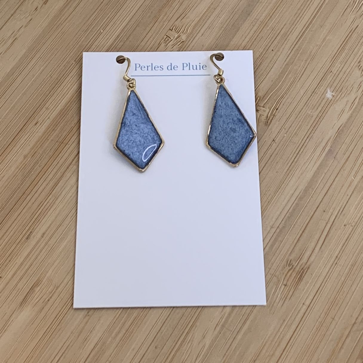Boucles d’oreilles Iris, bleu abysse en résine et pigments mica naturels Boucles d’oreilles Iris, bleu abysse en résine et pigments mica naturels
