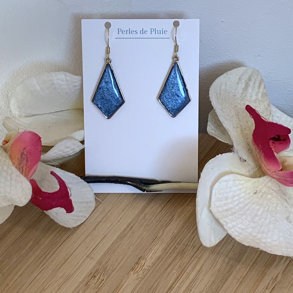 Boucles d’oreilles Iris, bleu abysse en résine et pigments mica naturels.jpg Boucles d’oreilles Iris, bleu abysse en résine et pigments mica naturels.jpg