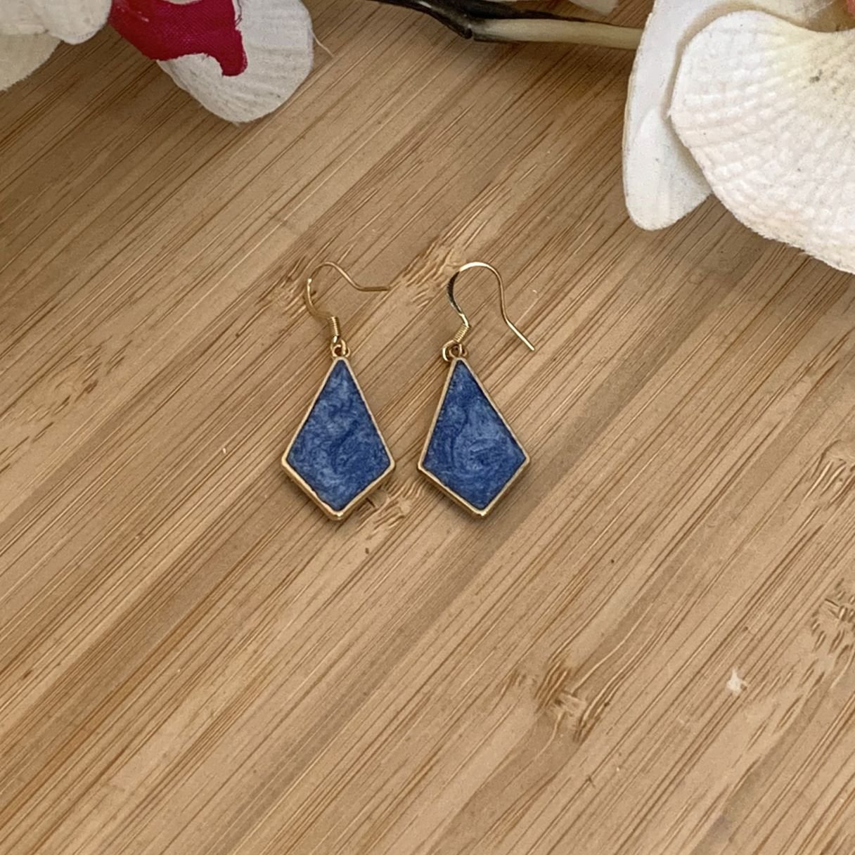 Boucles d’oreilles Iris, bleu abysse en résine et pigments mica naturels Boucles d’oreilles Iris, bleu abysse en résine et pigments mica naturels