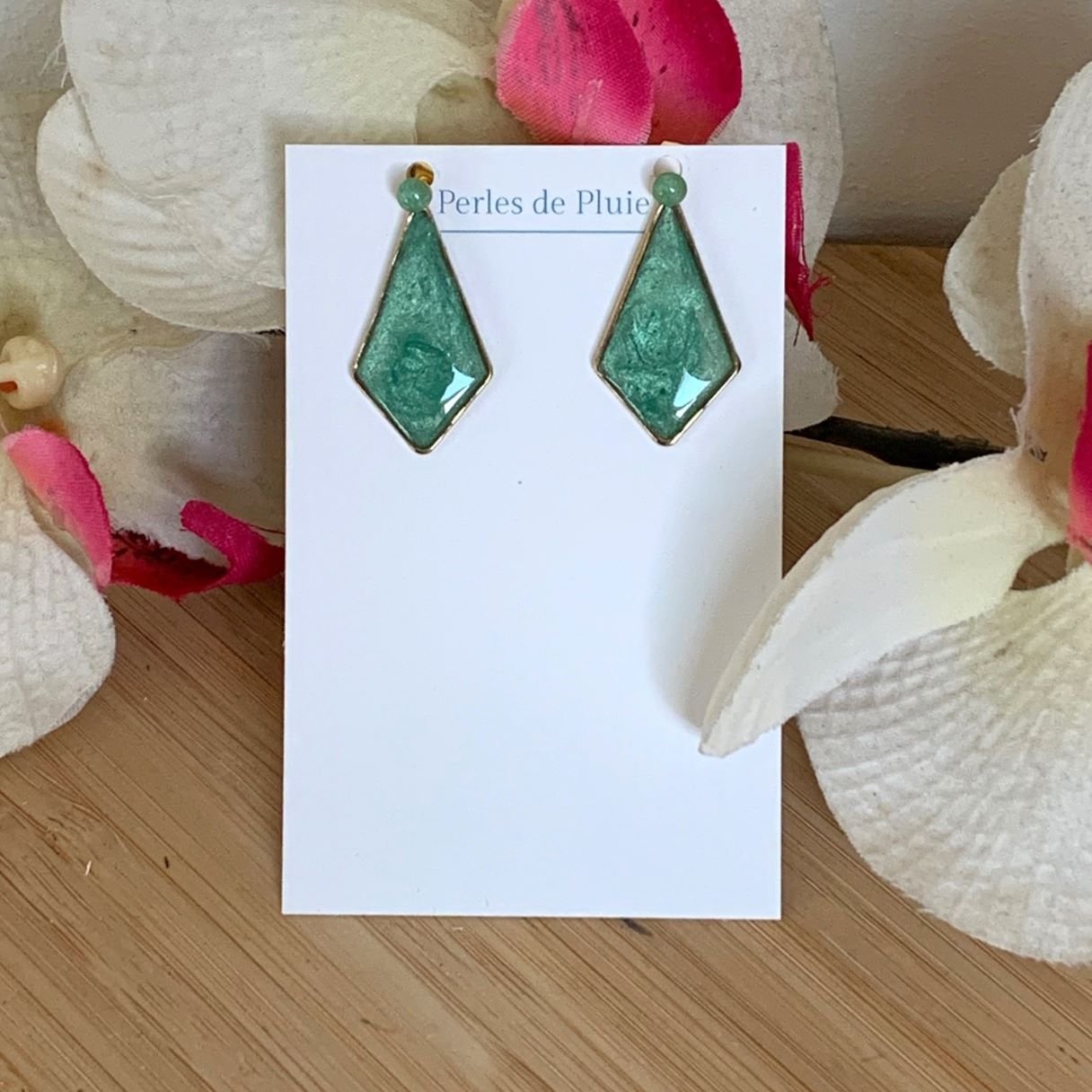 Boucles d’oreilles Collection Iris, verte en résine et pigments mica naturels.jpg Boucles d’oreilles Collection Iris, verte en résine et pigments mica naturels.jpg