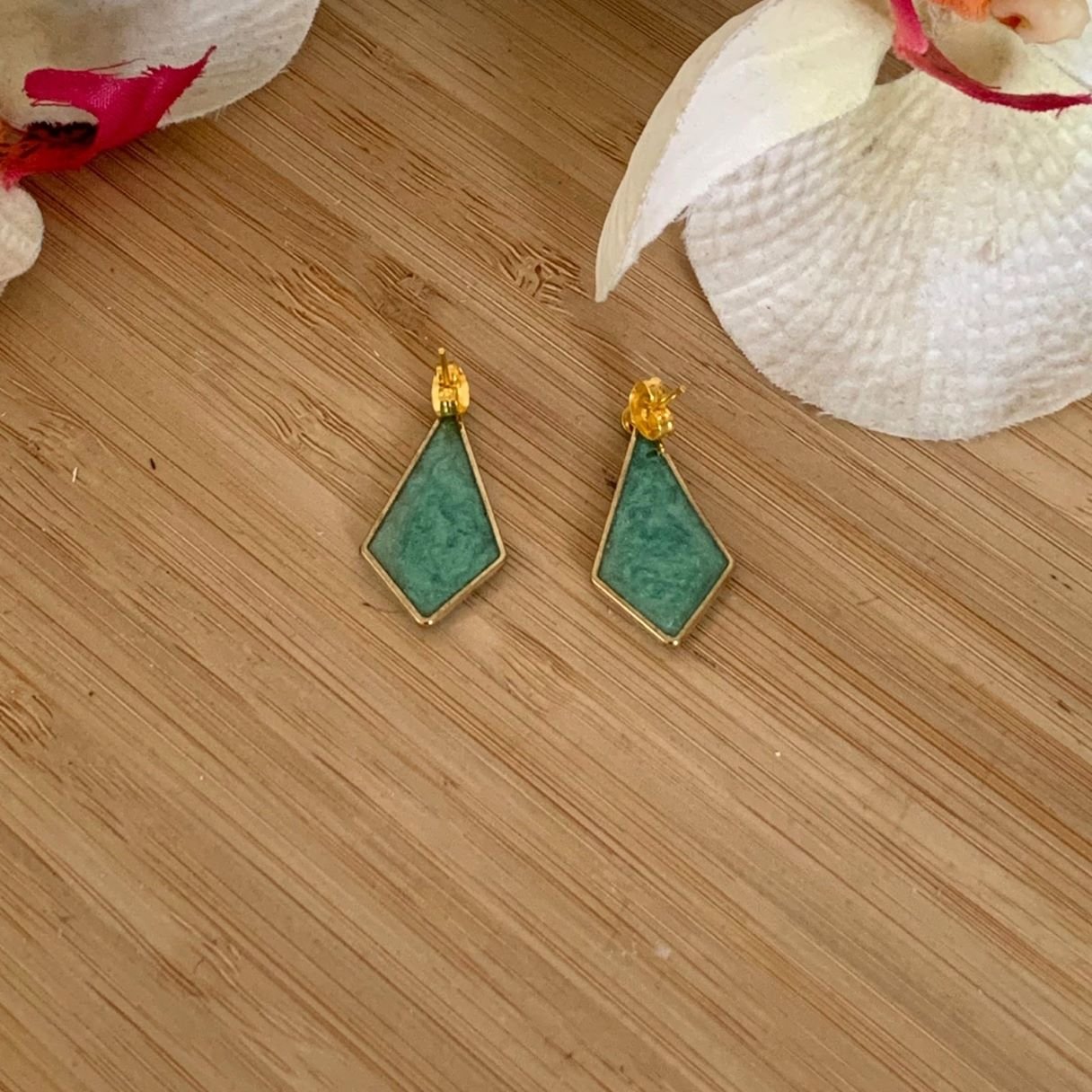 Boucles d’oreilles Collection Iris, verte en résine et pigments mica naturels.jpg Boucles d’oreilles Collection Iris, verte en résine et pigments mica naturels.jpg