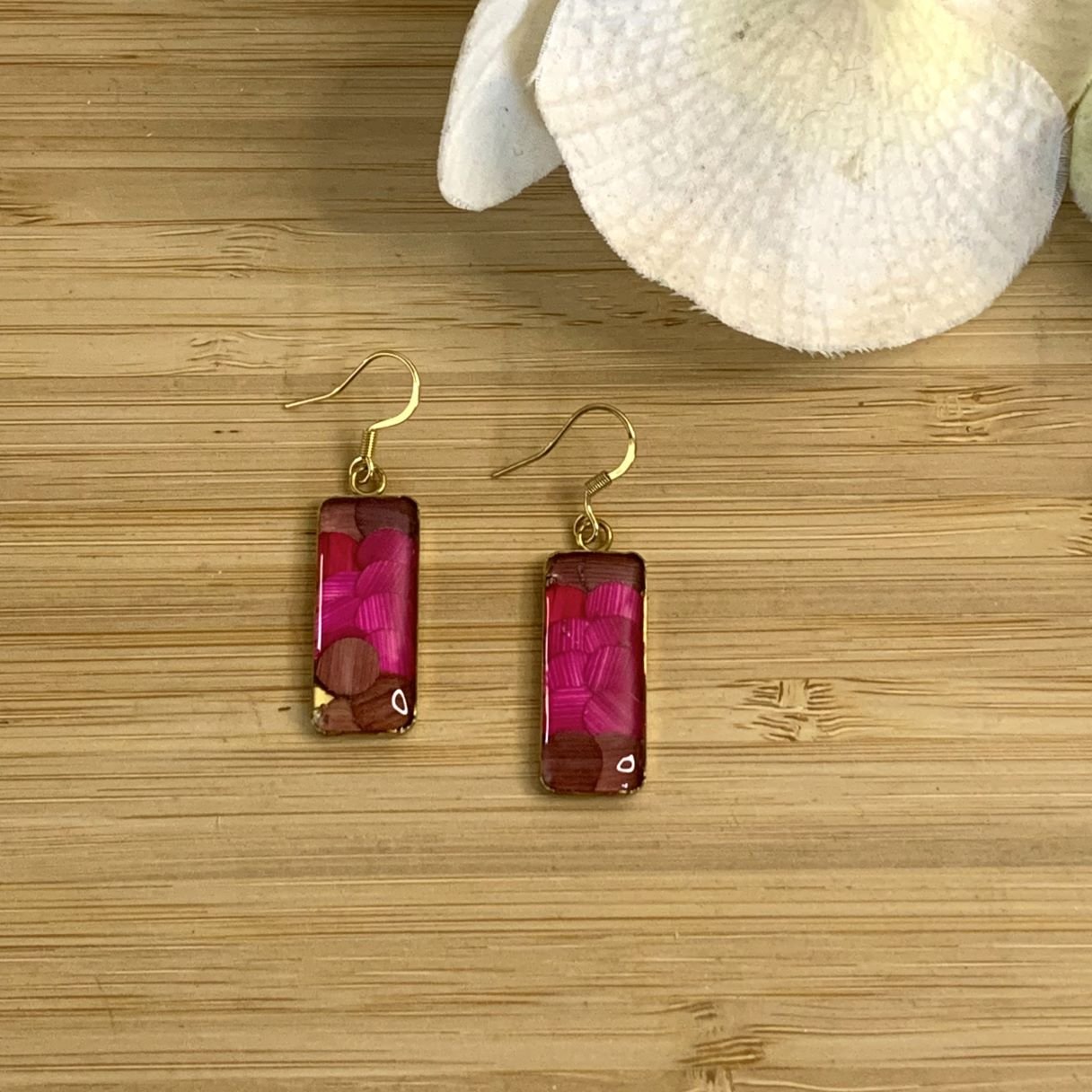 boucles d’oreilles en chute de paille de seigle fuchsia et résine sur acier inoxydable 304.jpg boucles d’oreilles en chute de paille de seigle fuchsia et résine sur acier inoxydable 304.jpg