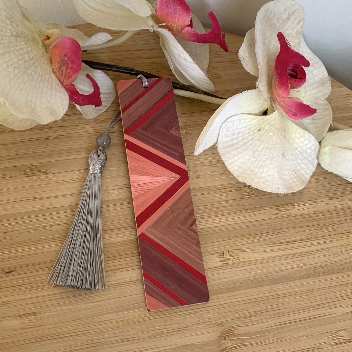 Marque-pages Brise  de Ginkgo en marqueterie de paille rose, lie de vin et bordeaux et papier japonais.jpg