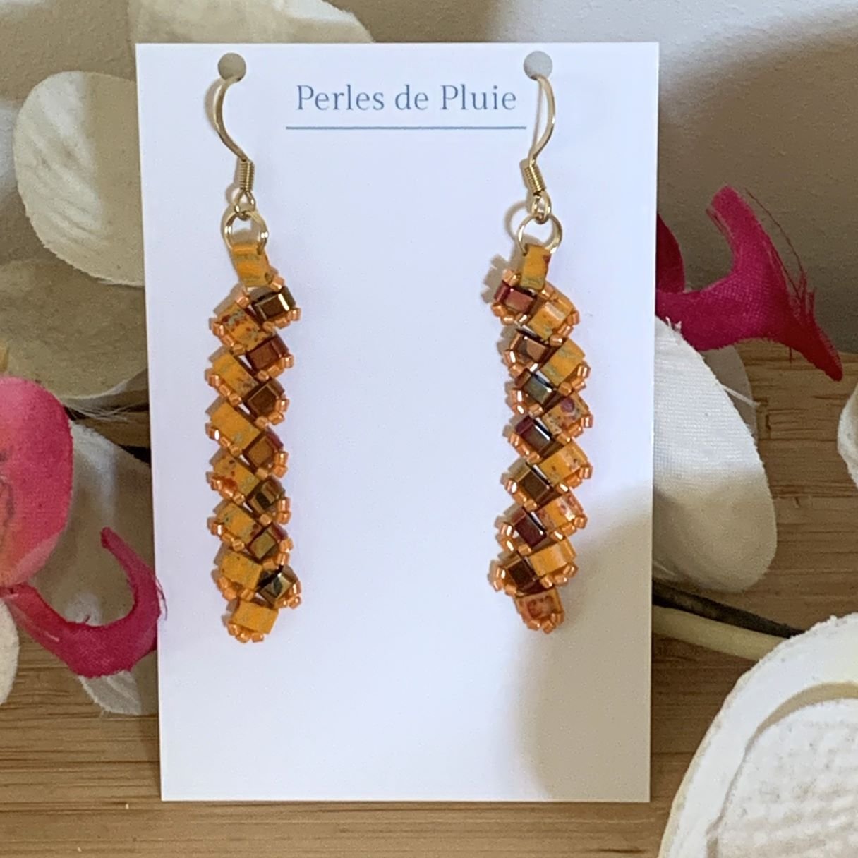 boucles d&rsquo;oreilles tissées main en perles tila orange et dorées.jpg