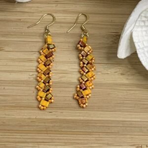 boucles d&rsquo;oreilles tissées main en perles tila orange et dorées.jpg