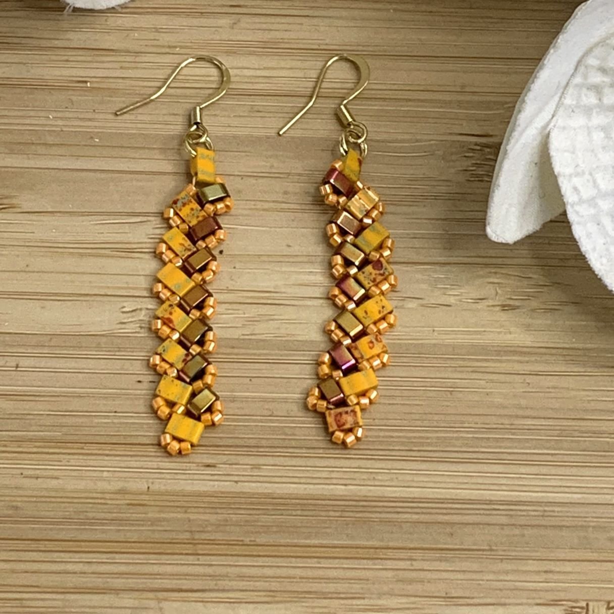 boucles d&rsquo;oreilles tissées main en perles tila orange et dorées.jpg
