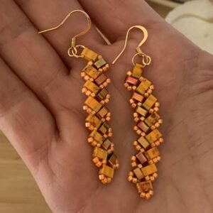 boucles d&rsquo;oreilles tissées main en perles tila orange et dorées.jpg