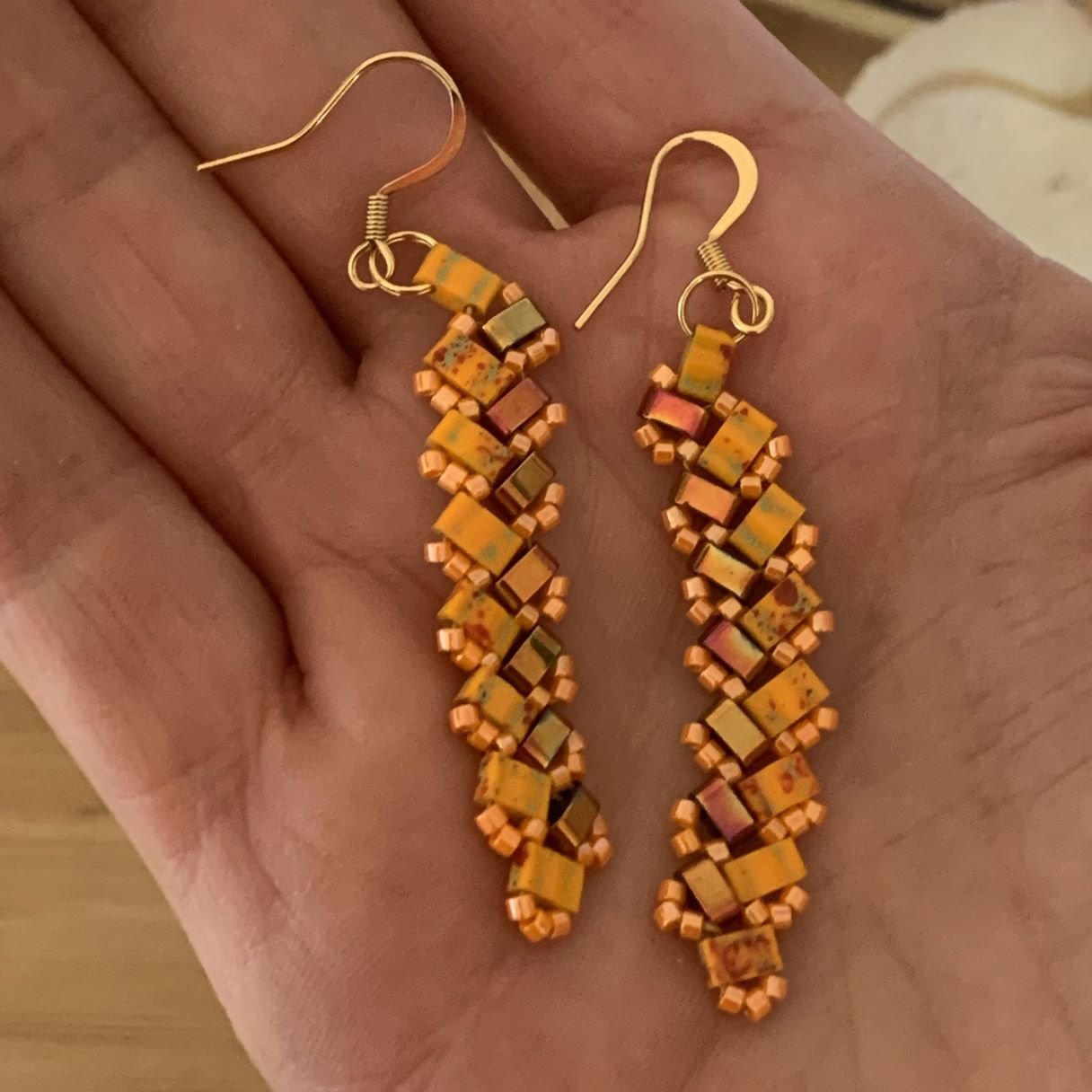 boucles d&rsquo;oreilles tissées main en perles tila orange et dorées.jpg