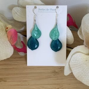 boucles d'oreilles gouttes en résine et pigments faites à main levée. Collection Ecume Perles de pluie