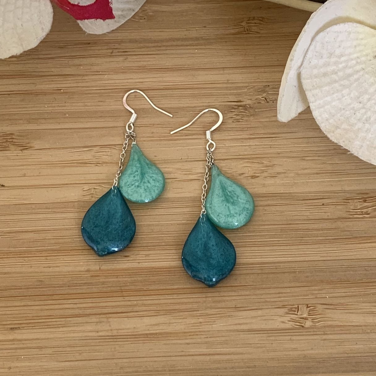 boucles d’oreilles gouttes en résine et pigments faites à main levée. Collection Ecume.jpg boucles d’oreilles gouttes en résine et pigments faites à main levée. Collection Ecume.jpg