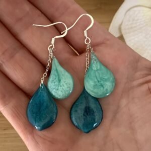 boucles d’oreilles gouttes en résine et pigments faites à main levée. Collection Ecume.jpg boucles d’oreilles gouttes en résine et pigments faites à main levée. Collection Ecume.jpg