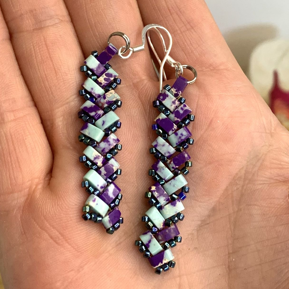boucles d&rsquo;oreilles tissées main en perles tila turquoise veinées de violet.jpg