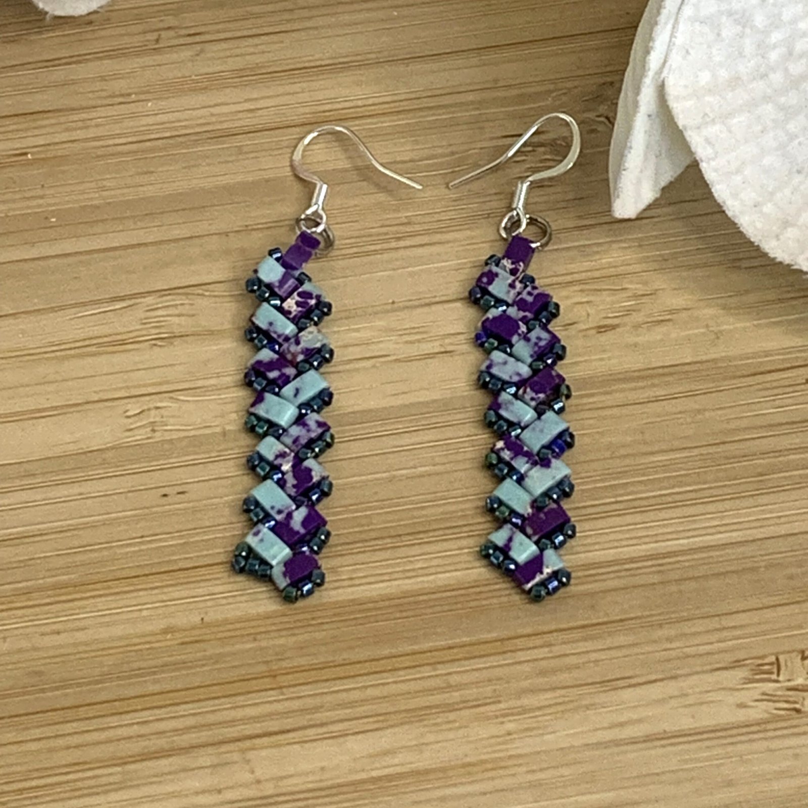 boucles d&rsquo;oreilles tissées main en perles tila turquoise veinées de violet.jpg