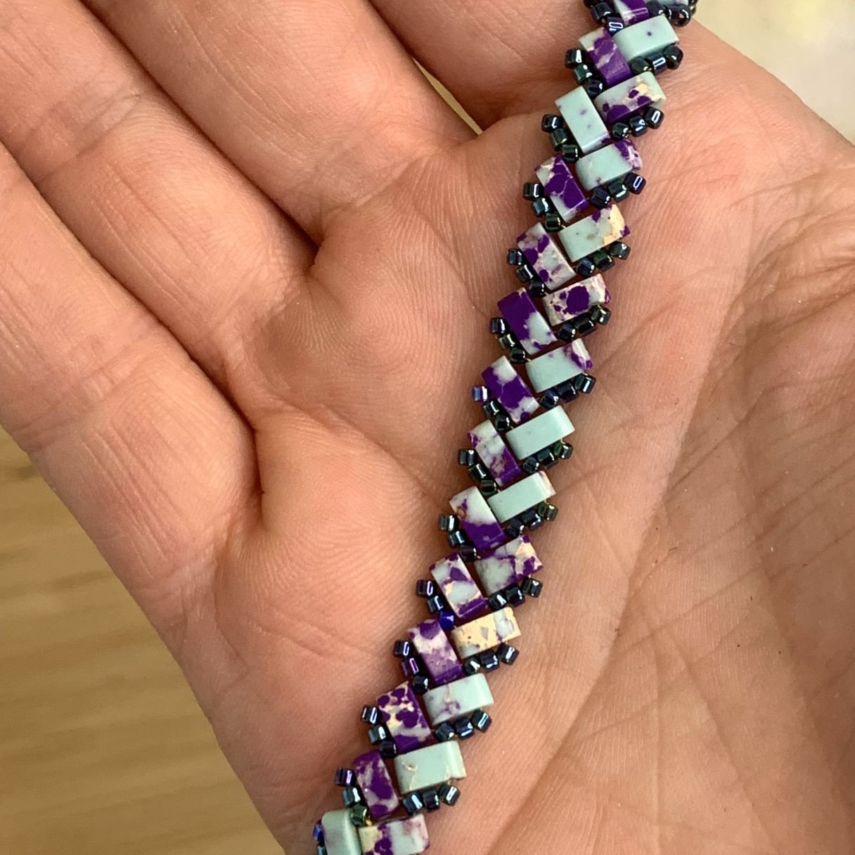 bracelet ajustable en perles miyuki tila turquoise veinée de violet tissé à la main.jpg bracelet ajustable en perles miyuki tila turquoise veinée de violet tissé à la main.jpg