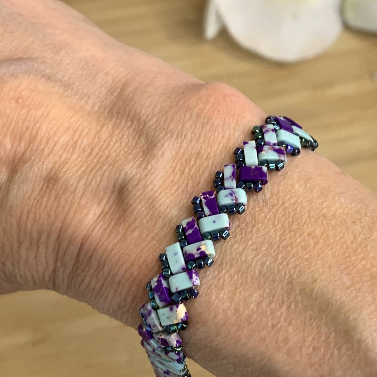 bracelet ajustable en perles miyuki tila turquoise veinée de violet tissé à la main.jpg bracelet ajustable en perles miyuki tila turquoise veinée de violet tissé à la main.jpg