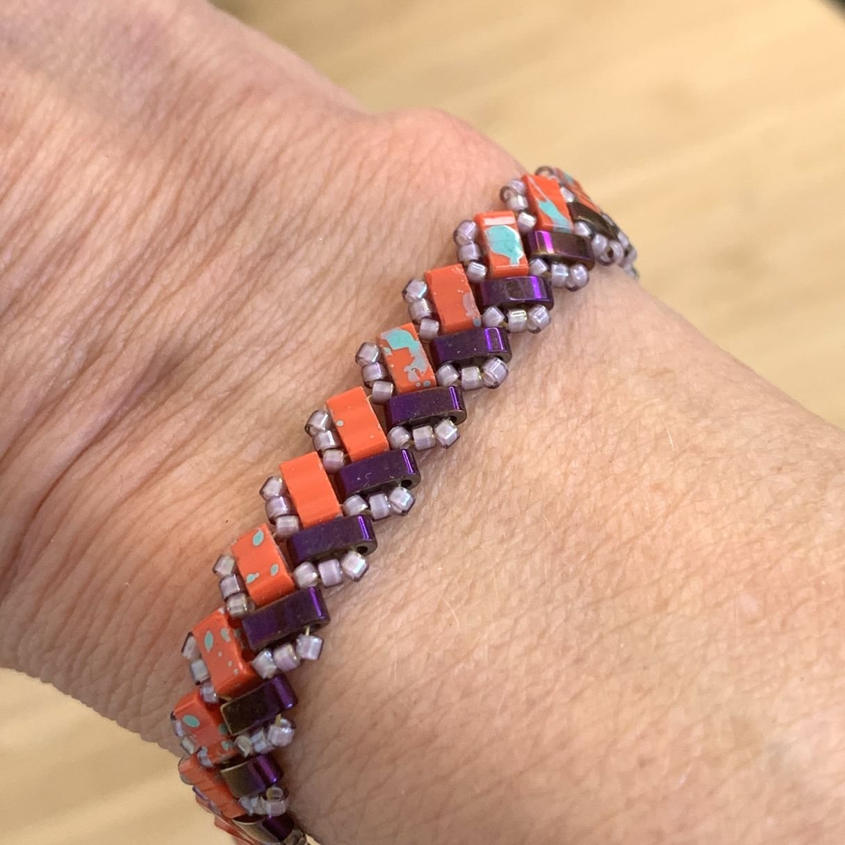 bracelet ajustable en perles miyuki tila orange veinée de turquoise tissé à la main.jpg bracelet ajustable en perles miyuki tila orange veinée de turquoise tissé à la main.jpg