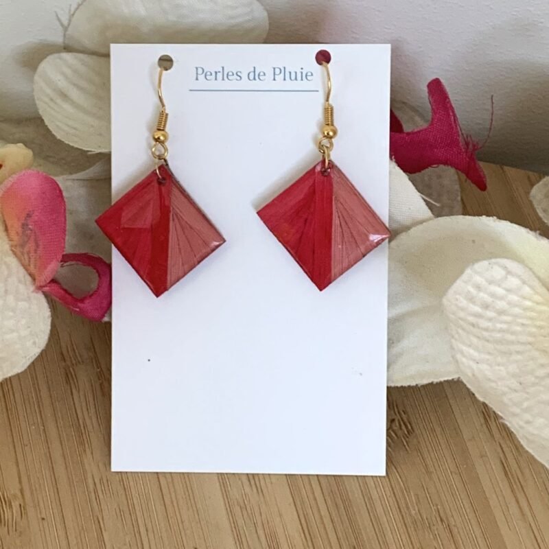 boucles d'oreilles en marqueterie de paille rose et rouge et résine