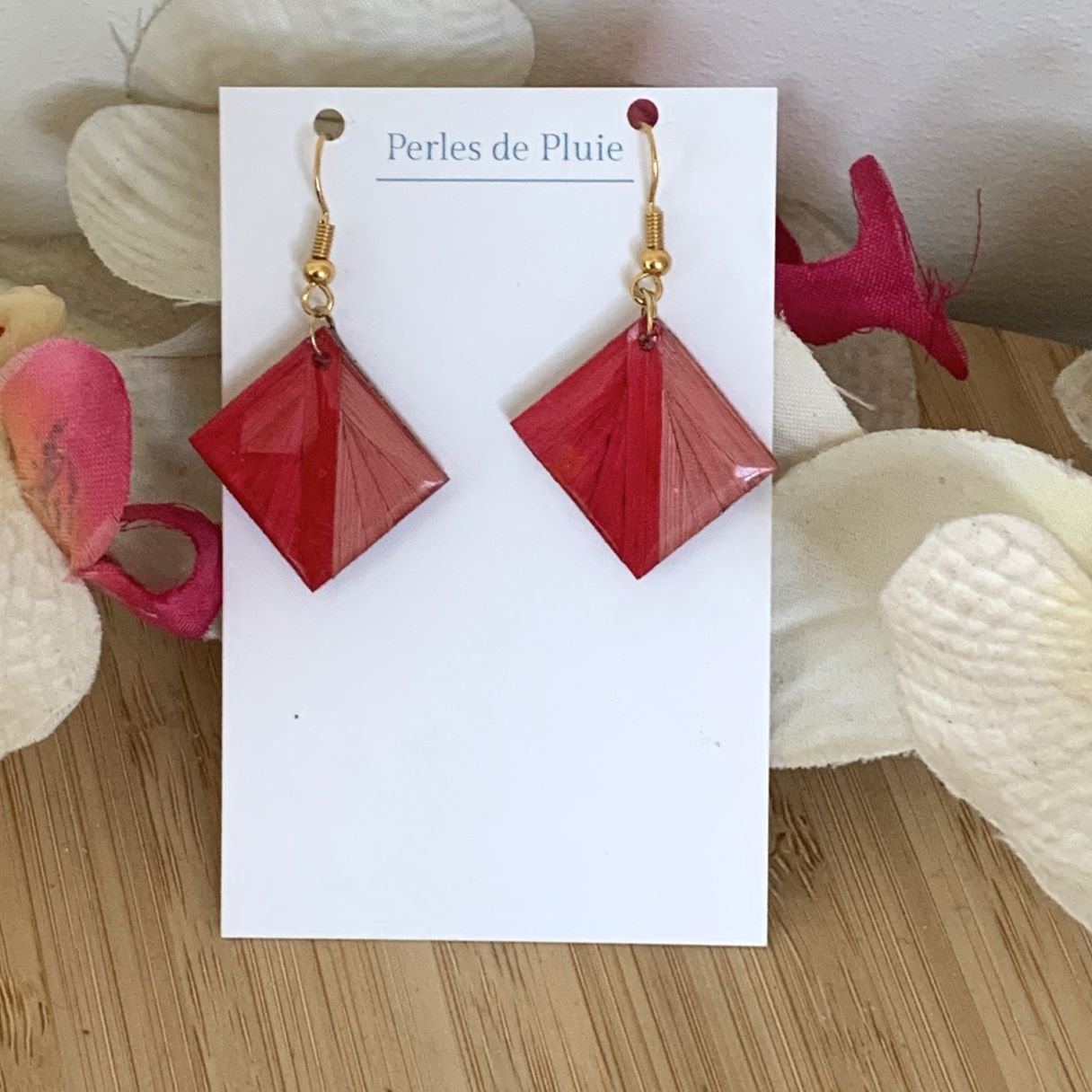 boucles d&rsquo;oreilles en marqueterie de paille rose et rouge et résine.jpg