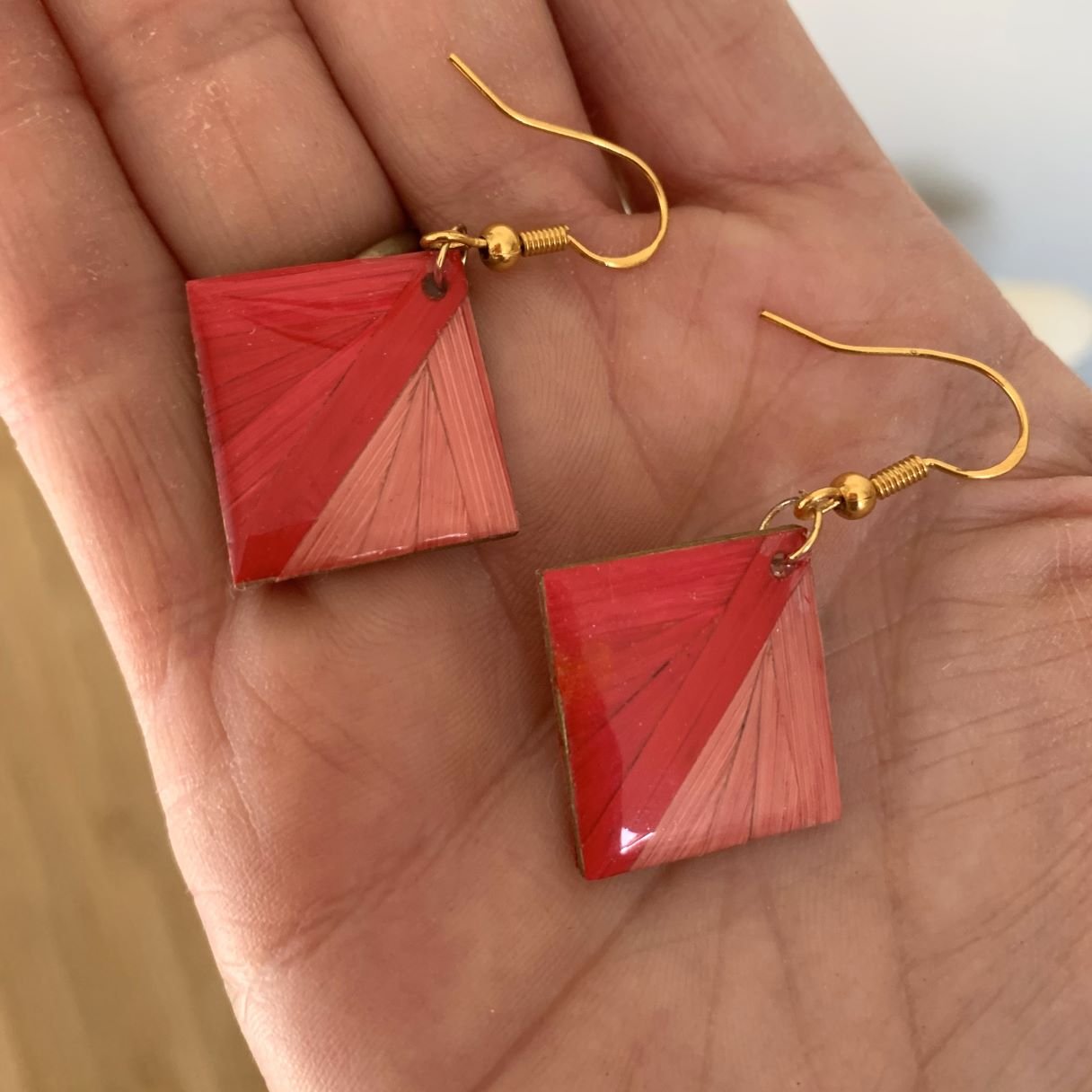 boucles d&rsquo;oreilles en marqueterie de paille rose et rouge et résine.jpg