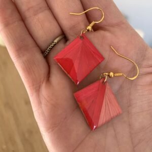 boucles d&rsquo;oreilles en marqueterie de paille rose et rouge et résine.jpg