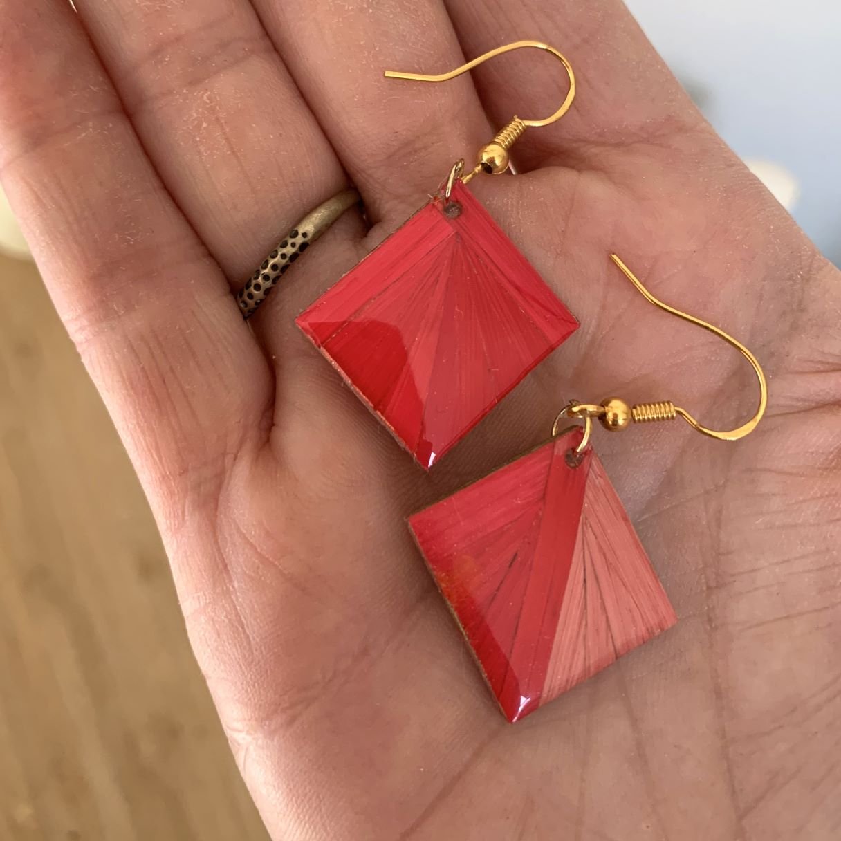 boucles d&rsquo;oreilles en marqueterie de paille rose et rouge et résine.jpg