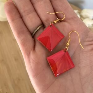 boucles d&rsquo;oreilles en marqueterie de paille rose et rouge et résine.jpg