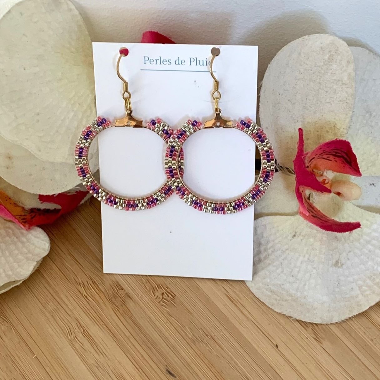 Créoles en perles miyuki tissées à la main argent et violet.jpg Créoles en perles miyuki tissées à la main argent et violet.jpg