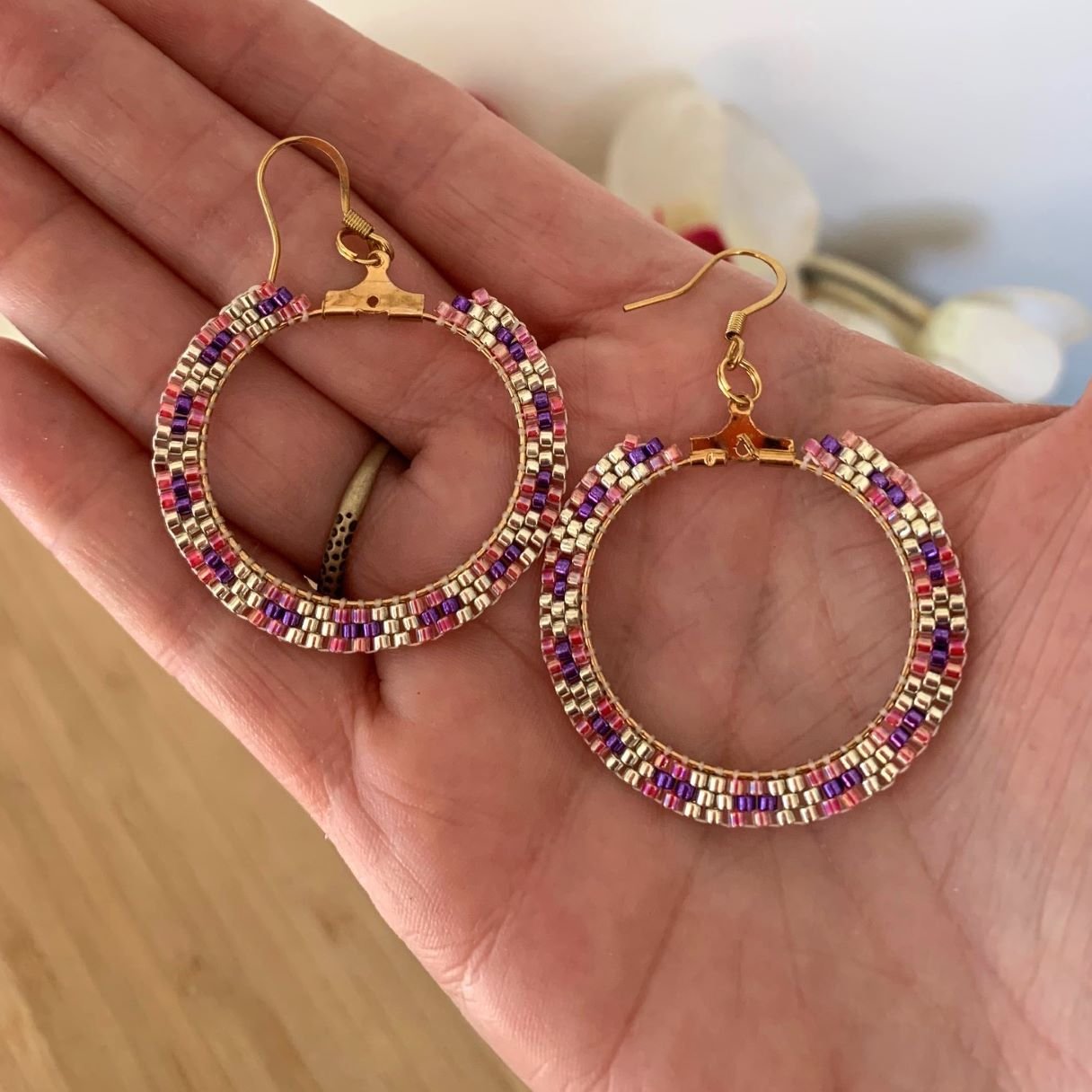 Créoles en perles miyuki tissées à la main argent et violet.jpg Créoles en perles miyuki tissées à la main argent et violet.jpg
