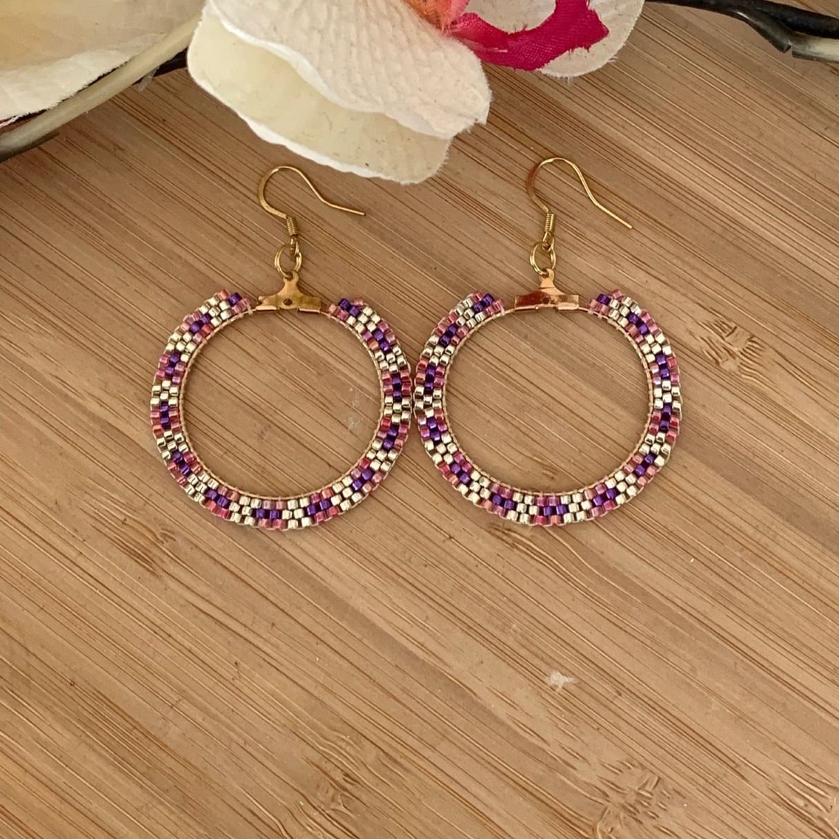 Créoles en perles miyuki tissées à la main argent et violet.jpg Créoles en perles miyuki tissées à la main argent et violet.jpg
