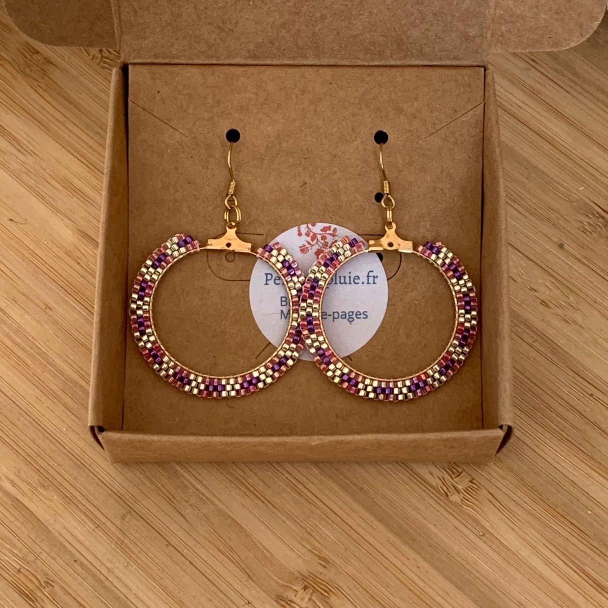 Créoles en perles miyuki tissées à la main argent et violet.jpg Créoles en perles miyuki tissées à la main argent et violet.jpg