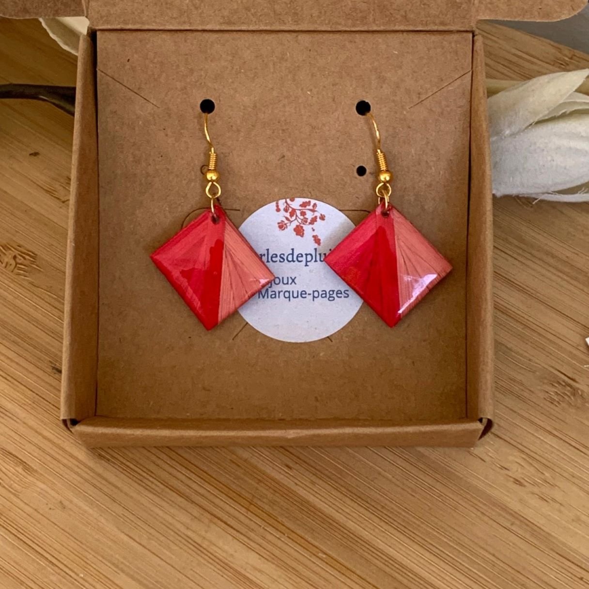 boucles d&rsquo;oreilles en marqueterie de paille rose et rouge et résine.jpg