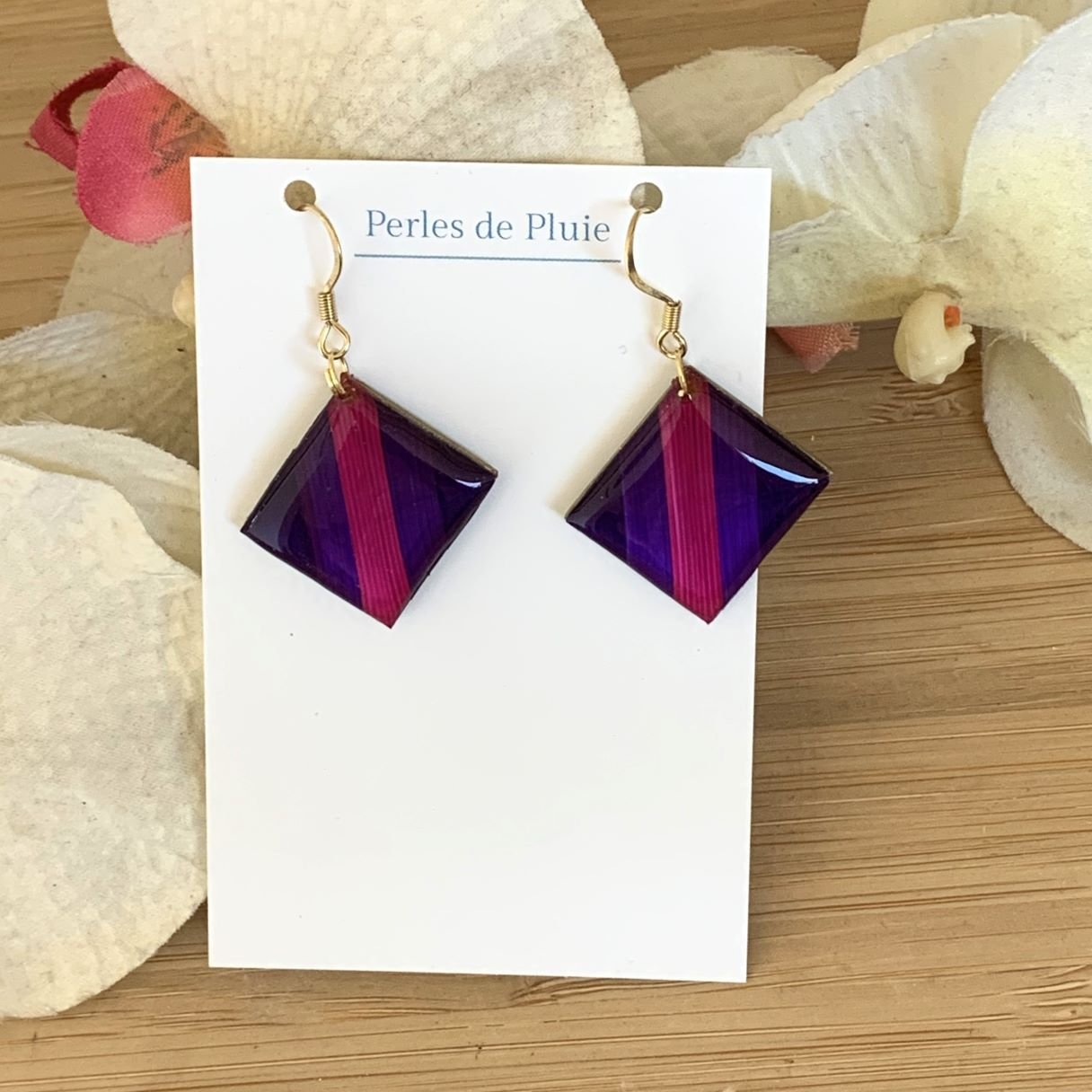 boucles d&rsquo;oreilles en marqueterie de paille violette et fuchsia et résine.jpg