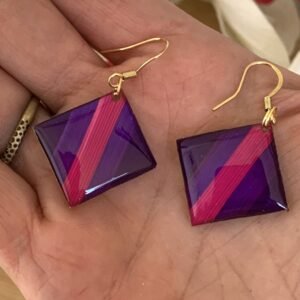 boucles d&rsquo;oreilles en marqueterie de paille violette et fuchsia et résine.jpg